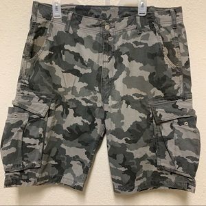 Levi’s camouflage gray short size 36